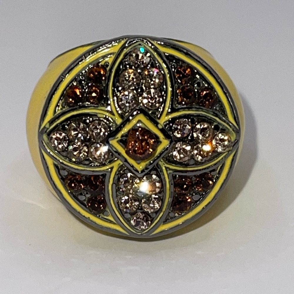 Amazing yellow enamel and rhinestone flower ring stunning statement ring Sz 7.5